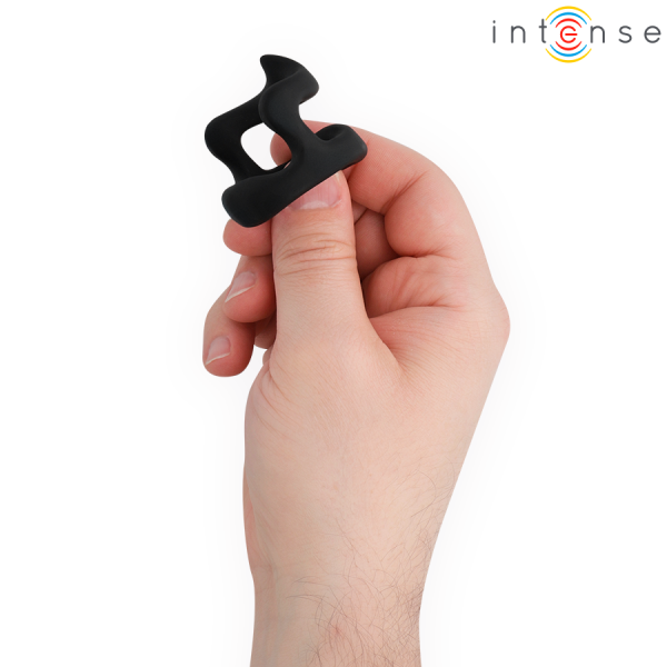 Anillo de silicona negro sostenido en mano