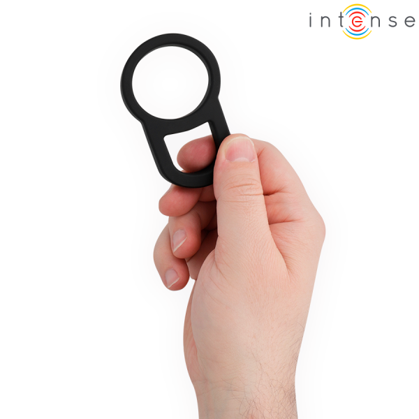 Mano sosteniendo soporte negro circular para localizador