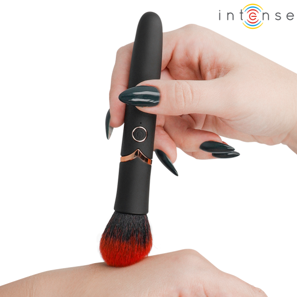 Brocha de maquillaje eléctrica sobre la piel