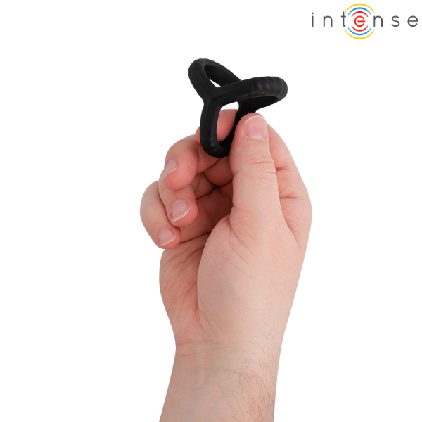 Mano sosteniendo anillo de silicona negro