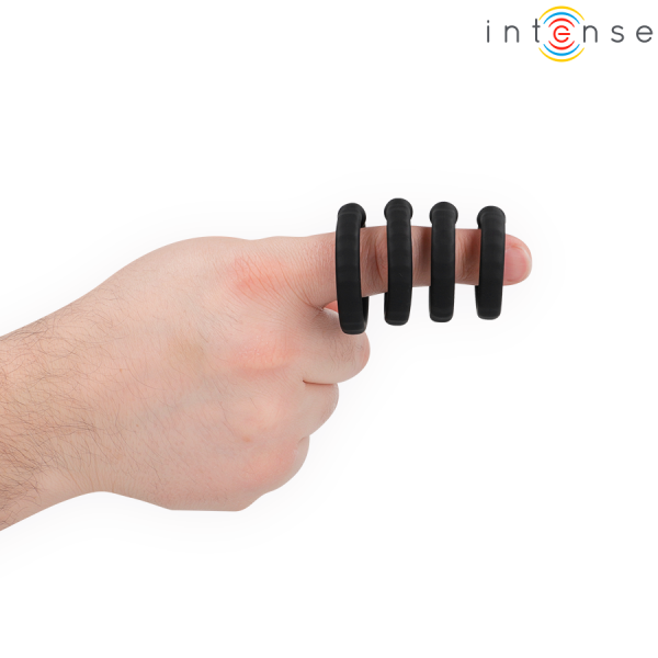 Mano con cuatro anillos negros de silicona