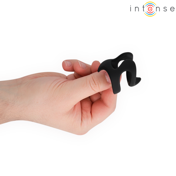 Mano sosteniendo accesorio negro de silicona