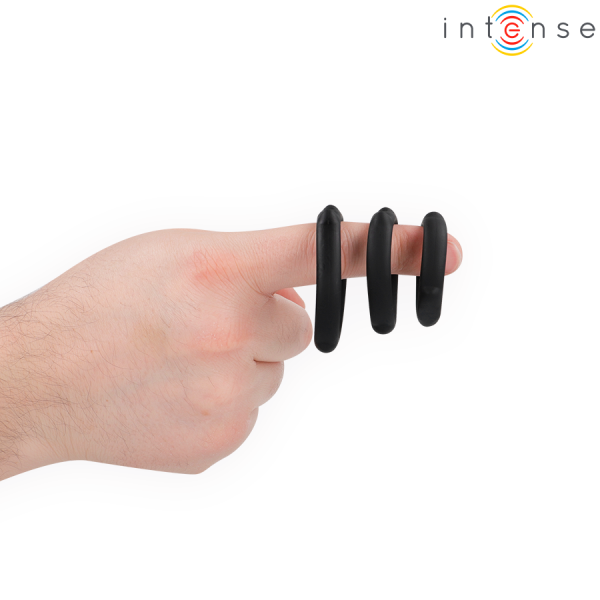 Mano con tres anillos negros en dedo