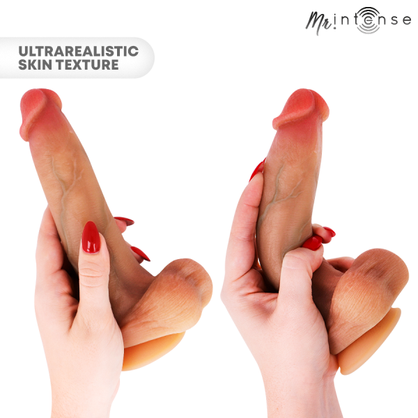 Mano sosteniendo dildo realista color piel