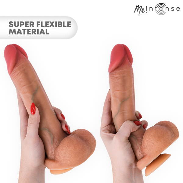 Consolador flexible siendo apretado con la mano