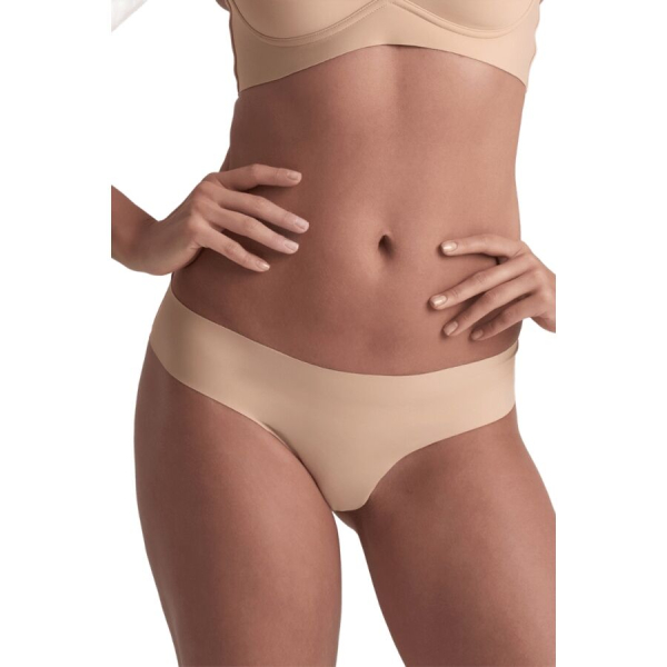 Mujer con ropa interior beige sobre fondo blanco