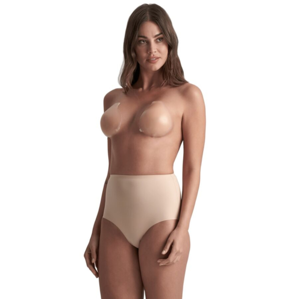 Mujer con sujetador adhesivo y braga alta nude