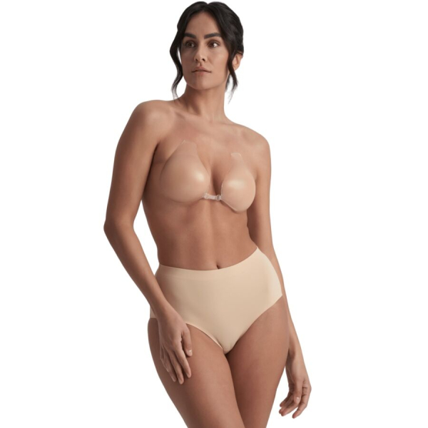 Modelo con sujetador adhesivo y braga alta nude