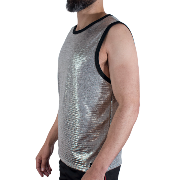 Hombre con camiseta sin mangas plateada brillante