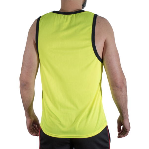 Espalda de hombre con camiseta deportiva amarilla