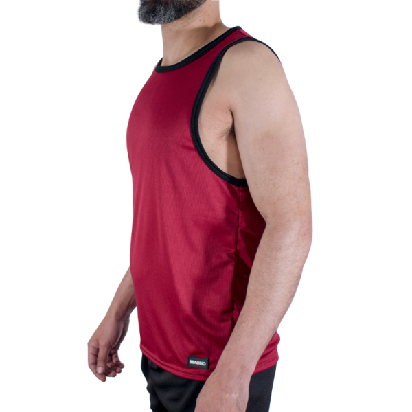Hombre con camiseta sin mangas roja deportiva