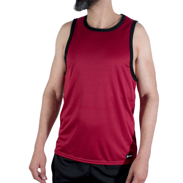 Hombre con camiseta deportiva roja sin mangas