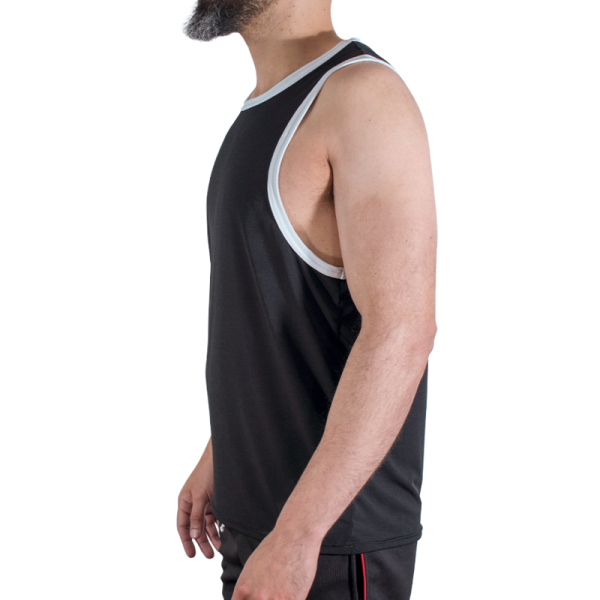 Hombre con camiseta deportiva negra sin mangas