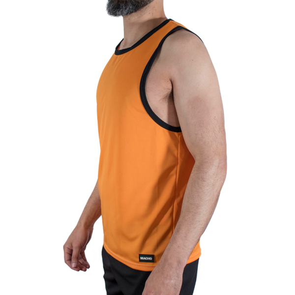 Hombre con camiseta deportiva naranja sin mangas