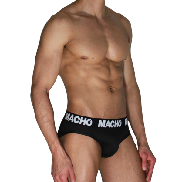 Hombre musculoso con calzoncillos negros ajustados
