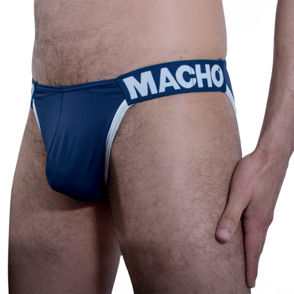 Hombre con slip azul con palabra MACHO