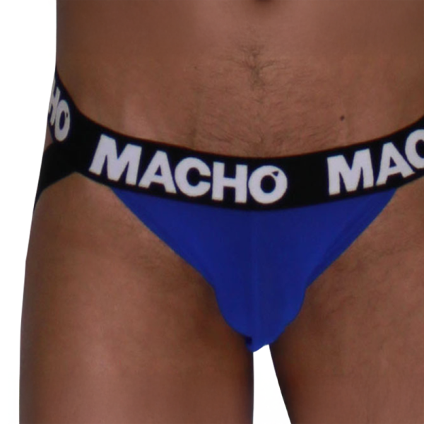 Hombre con slip azul marca Macho
