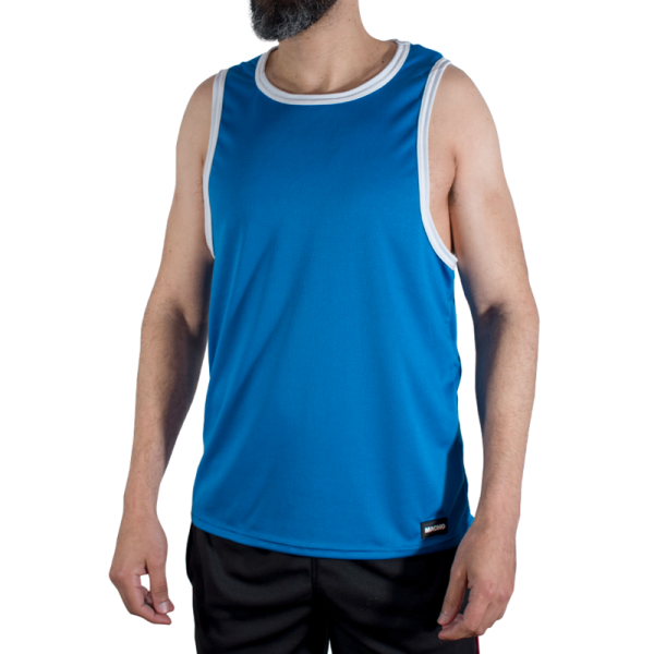 Hombre con camiseta deportiva azul sin mangas