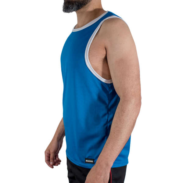 Hombre con camiseta deportiva azul sin mangas