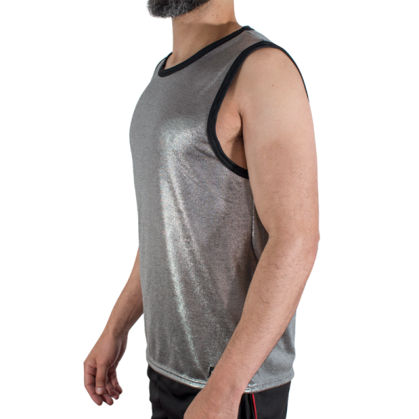 Hombre con camiseta sin mangas gris metalizada