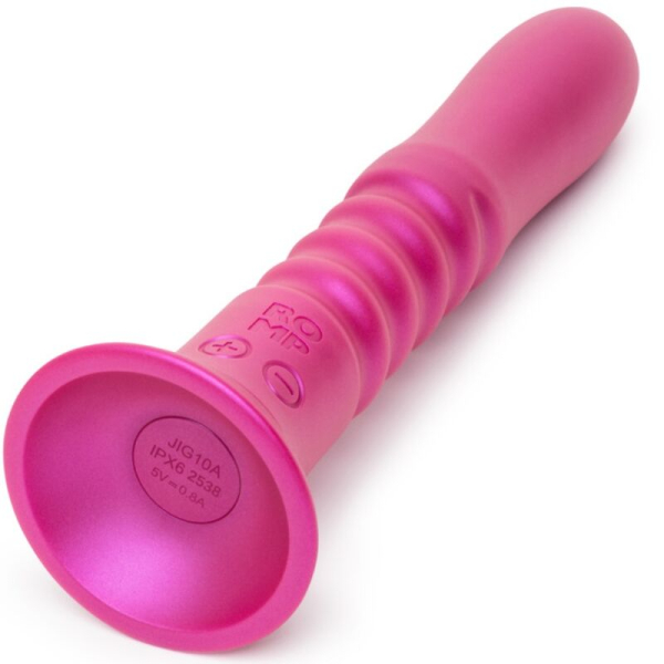 Vibrador rosa de silicona sobre fondo blanco