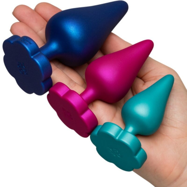Tres plugs anales de silicona en mano