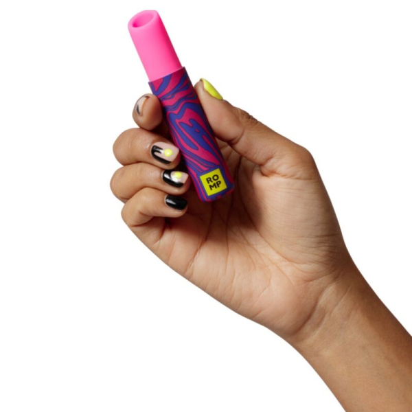 Mano sosteniendo vapeador colorido con tapa rosa