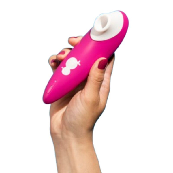 Mano sosteniendo succionador sexual rosa