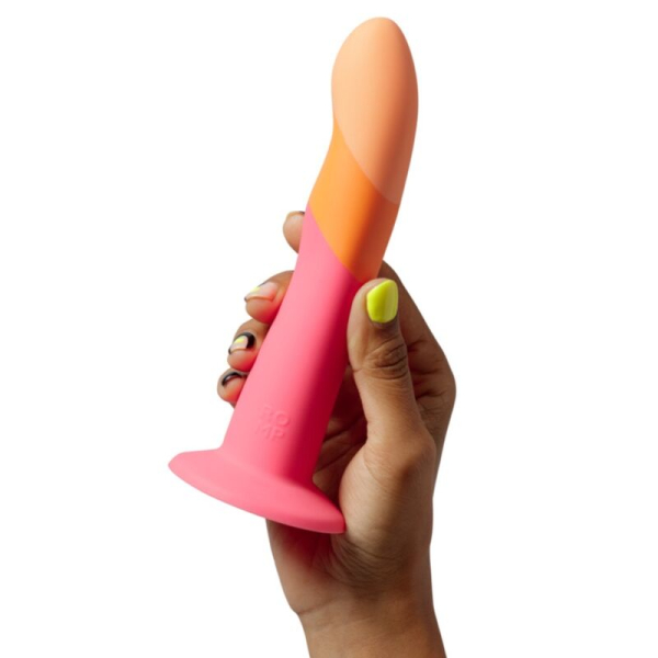 Mano sosteniendo consolador de silicona rosa y naranja