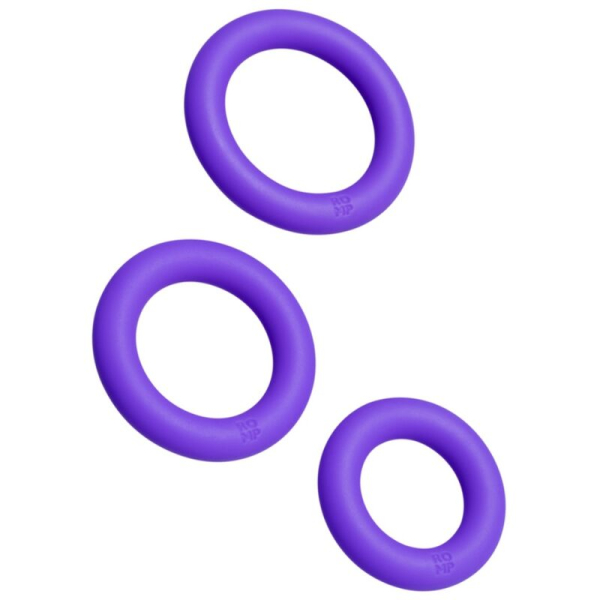 Tres anillos morados sobre fondo blanco