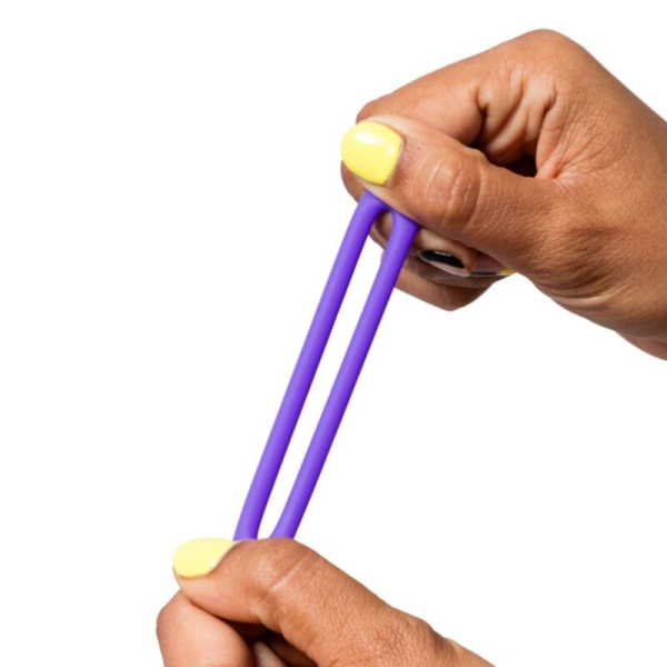 Mano estirando banda elástica morada