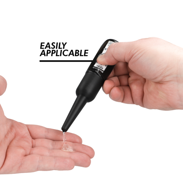 Mano aplicando gel transparente con dosificador negro