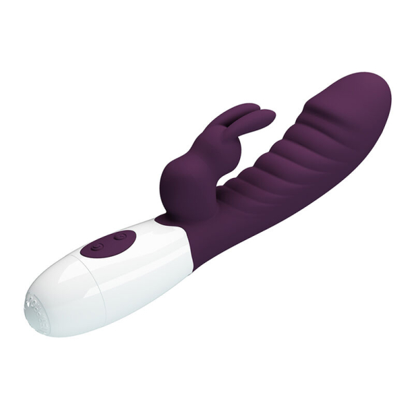 Vibrador tipo conejo morado sobre fondo blanco