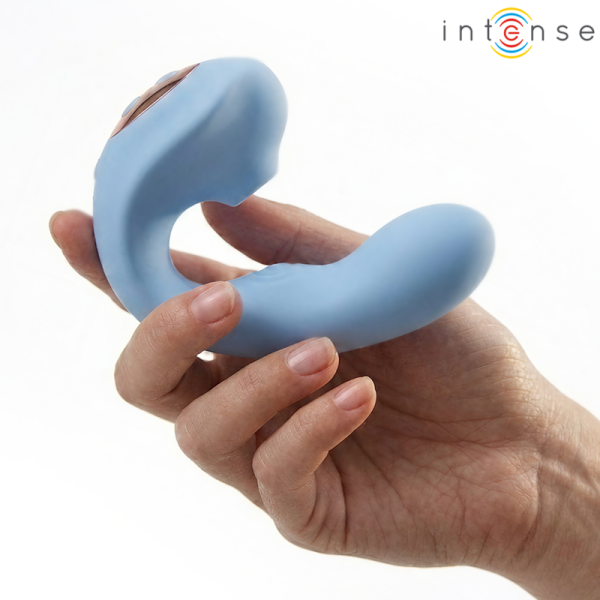 Mano sosteniendo dispositivo curvo azul de silicona