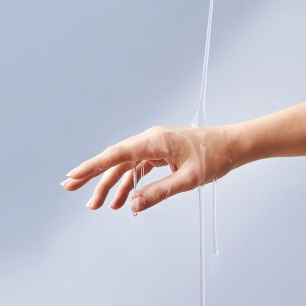 Mano con líquido transparente escurriendo