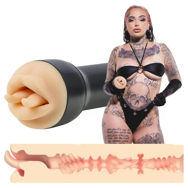 Mujer tatuada sosteniendo juguete sexual masculino