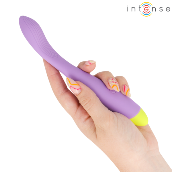Vibrador morado curvo en mano femenina
