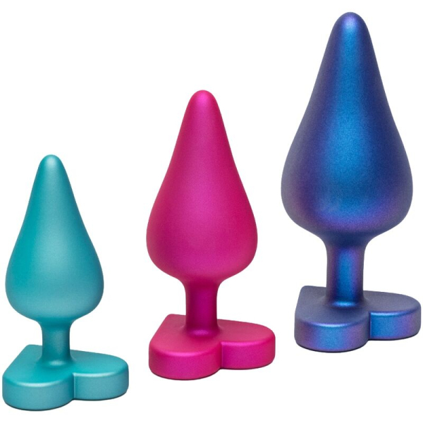 Tres plugs anales de colores sobre fondo blanco